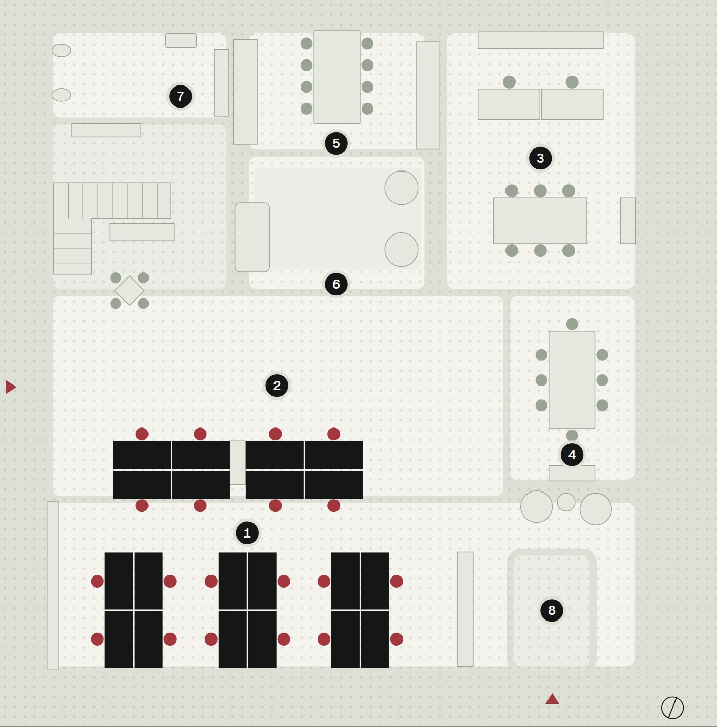 Pianta di C4 Workspace, piano terra di 250 mq: due open space con le postazioni segnate in rosso, team room, sala riunioni vetrata, cucina, lounge, servizi e ingresso su Via Candoglia.